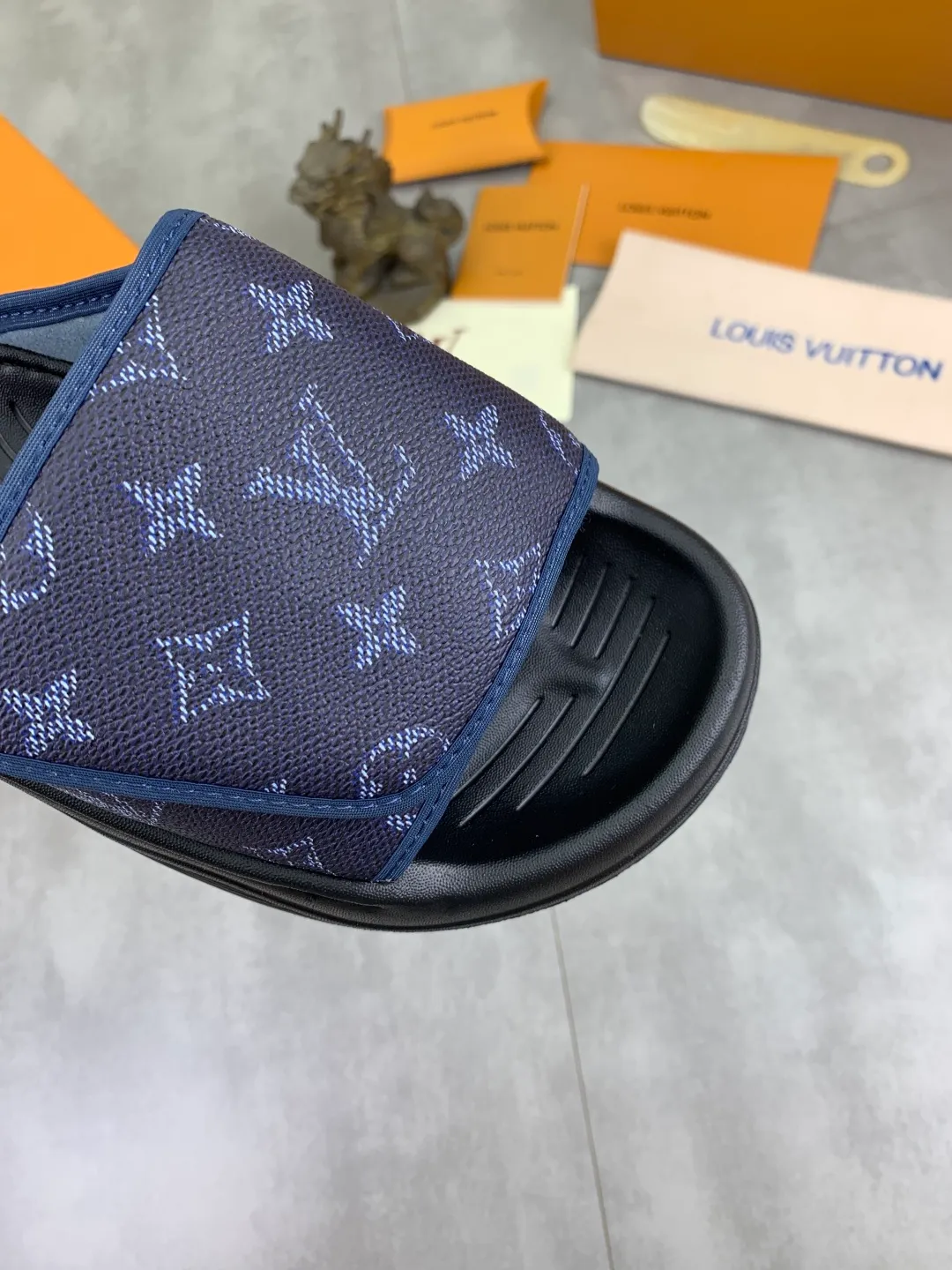 Men's shoes 💰P320💰【New style】🆘 Original quality 【LOUIS VUITTON】The popular Louis Vuitton LV men's slippers on the official website are on sale simultaneously! Original fabric imported from Italy. Original bottom provided by the original factory. Number of yards: 38-44 (customized to 45). Multiple colors to choose from. Fully packaged drawer box.